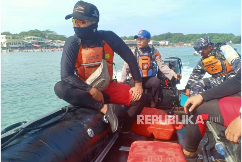 Tim SAR gabungan melalukan proses pencarian terhadap dua wisatawan yang dilaporkan terseret arus di Pantai Santolo, Kabupaten Garut, Kamis (27/4/2023).