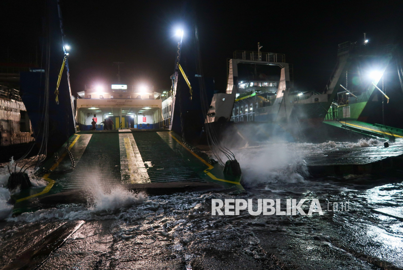 Empat Penumpang Selamat dalam Insiden KMP Tunu Pratama Jaya di Selat Bali