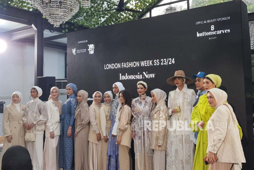 Enam desainer/jenama fesyen Indonesia yang akan menampilkan rancangannya di London Fashion Week (LFW) Spring Summer 2023/2024. Mereka adalah Buttonscarves, Ivan Gunawan Prive, Benang Jarum, Kami., Nada Puspita x Khanaan, dan Ayu Dyah Andari. 