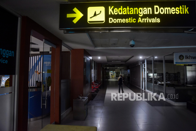 Sejumlah petugas berjalan di terminal kedatangan yang kosong karena penghentian sementara Bandara Sultan Syarif Kasim II, Kota Pekanbaru, Riau, Sabtu (25/4/2020). PT Angkasa Pura II menghentikan sementara penerbangan penumpang mulai 24 April sampai 1 Juni 2020 di 19 bandara, termasuk Bandara Pekanbaru, sesuai Peraturan Menteri Perhubungan tentang pengendalian transportasi selama mudik Idul Fitri 1441 H dalam rangka pencegahan penyebaran COVID-19