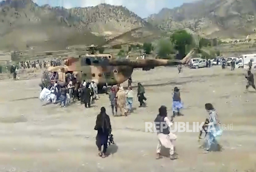  Dalam gambar yang diambil dari video dari Kantor Berita Negara Bakhtar, pejuang Taliban mengamankan helikopter pemerintah untuk mengevakuasi orang yang terluka di distrik Gayan, provinsi Paktika, Afghanistan, Rabu, 22 Juni 2022.
