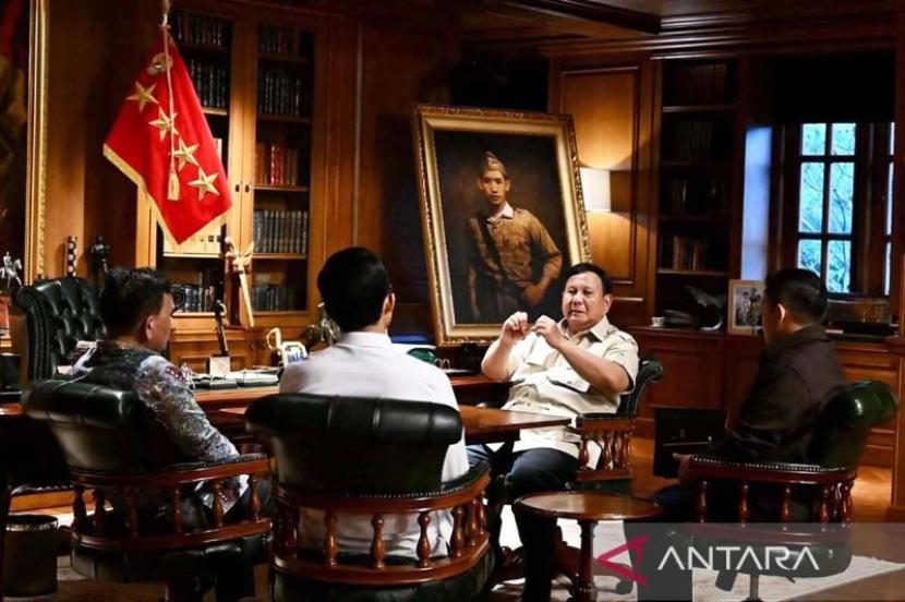 Dari pelantang ke telinga Istana.