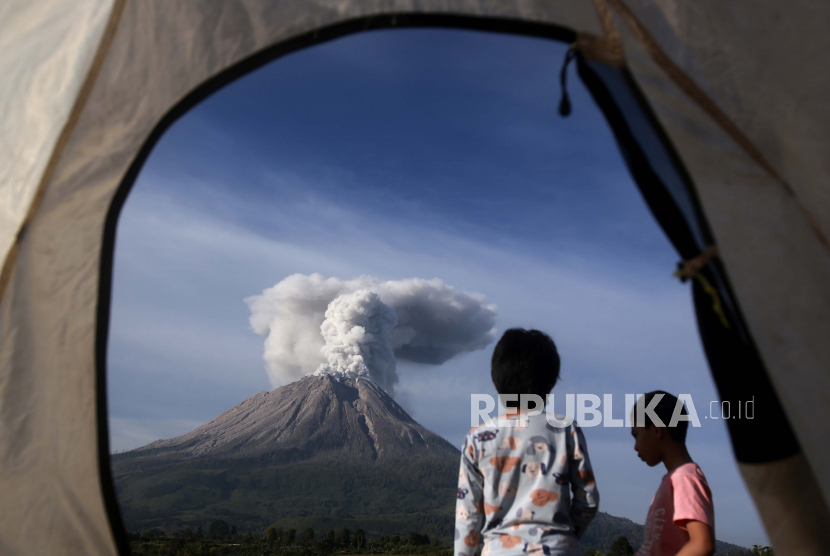 Warga yang berkemah menyakskan dari pembukaan tenda Gunung Sinabung meletus di Karo, Sumatera Utara (ilustrasi)