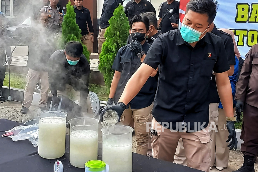 Direktorat Reserse Narkoba (Ditresnarkoba) Polda Jabar memusnahkan barang bukti narkoba yang didapatkan dari pengungkapkan kasus selama bulan Maret hingga Mei, di Polda Jabar, Bandung, Jawa Barat, Kamis (13/6/2024). 