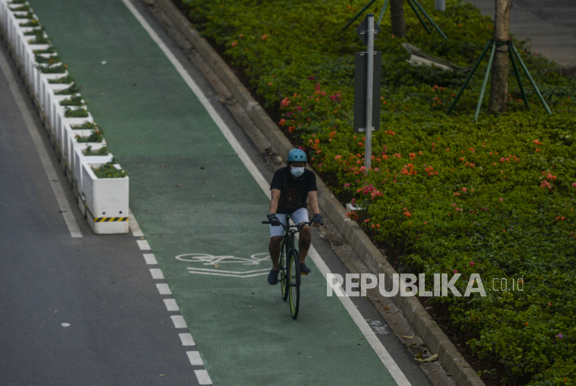 Warga saat bersepeda di kawasan Sudirman, Jakarta, Kamis (26/8).Bersepeda di luar rumah di masa pandemi menurut dokter spesialis keolahragaan dr. Michael Triangto adalah hal yang sebaiknya tak dilakukan. Hal itu sesuai dengan aturan Pemerintah yang meminta kita untuk membatasi mobilitas kita. 