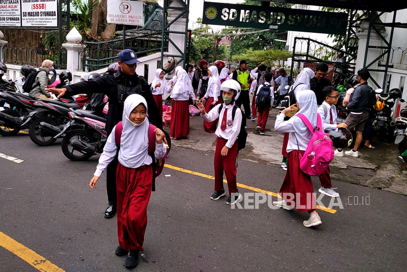 Keamanan sekolah memantau proses penjemputan siswa sekolah di Yogyakarta, Senin (30/1/2023). Orang tua diimbau untuk meningkatkan pengawasan seiring maraknya penculikan anak.