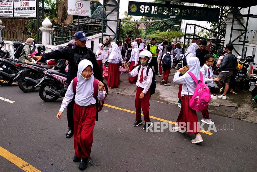 Keamanan sekolah memantau proses penjemputan siswa sekolah di SD Masjid Syuhada, Yogyakarta, Senin (30/1/2023). Pihak sekolah mengetatkan aturan penjemputan siswa saat pulang mulai pekan ini. Hal ini untuk mewaspadai beberapa kasus penculikan anak saat pulang sekolah. Komisi Perlindungan Anak mencatat sepanjang 2022 terdapat 21 laporan kasus penculikan anak.