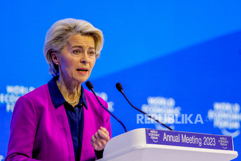 Presiden Komisi Uni Eropa Ursula von der Leyen berpidato di Forum Ekonomi Dunia (WEF), di Davos, Swiss, 17 Januari 2023.