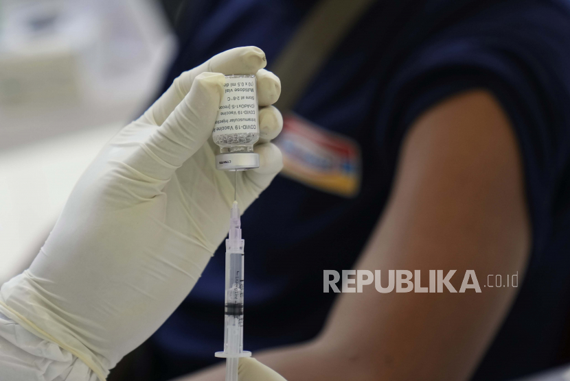 Seorang pekerja medis mempersiapkan suntikan vaksin Covid-19 AstraZeneca untuk pekerja ritel di sebuah stadion di Jakarta, Selasa, (15/6). Gejala pembekuan darah yang identik dengan pengaruh vaksin AstraZeneca di antaranya sakit kepala yang hebat, kadang disertai dengan gangguan penglihatan, mual, muntah dan gangguan berbicara. 