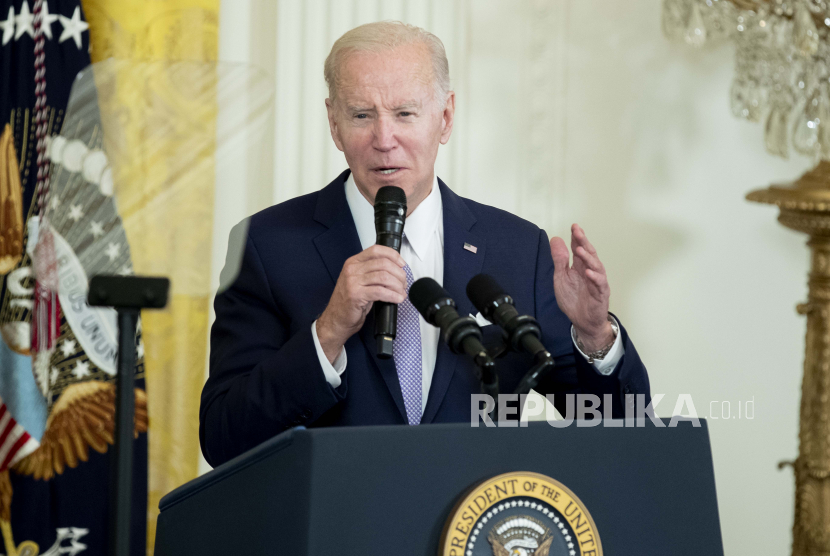 Presiden AS Joe Biden memberikan sambutan saat perayaan Idul Fitri di Ruang Timur Gedung Putih, di Washington, DC, AS, (01/5/2023). Gedung Putih Larang Wali Kota Muslim New Jersey Hadiri Acara Idul Fitri