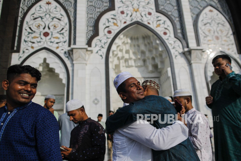  Umat muslim saling berpelukan usai menunaikan sholat Idul Fitri di Kuala Lumpur, Malaysia,Sabtu (22/4/2023).