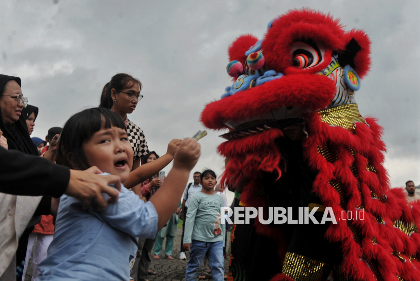 Visitors watch the barongsai attraction taking place on the north side of the National Monument (Monas), Jakarta, Tuesday (28/1/2025). The attraction is one of the attractions of visitors who travel to the National Monument during the Lunar holidays. During the Lunar Lunar Holiday 2025, Monas Jakarta presents various interesting events for visitors such as barongsai shows, fountain tours to watching urban warming from the top of the Monas tower. The Government of DKI Jakarta hopes that this event can strengthen the sense of togetherness while introducing Chinese traditions to the wider community.