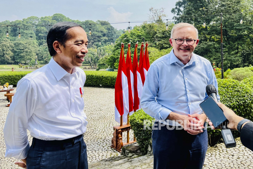  Foto selebaran yang disediakan oleh Istana Kepresidenan Indonesia menunjukkan Presiden Joko Widodo (kiri) dan Perdana Menteri Australia Anthony Albanese (kanan) mendengarkan pertanyaan dari media selama pertemuan mereka di kompleks istana kepresidenan Bogor di Bogor, Barat Jawa, 06 Juni 2022. Albanese melakukan kunjungan resmi ke Indonesia untuk mempererat hubungan bilateral kedua negara.