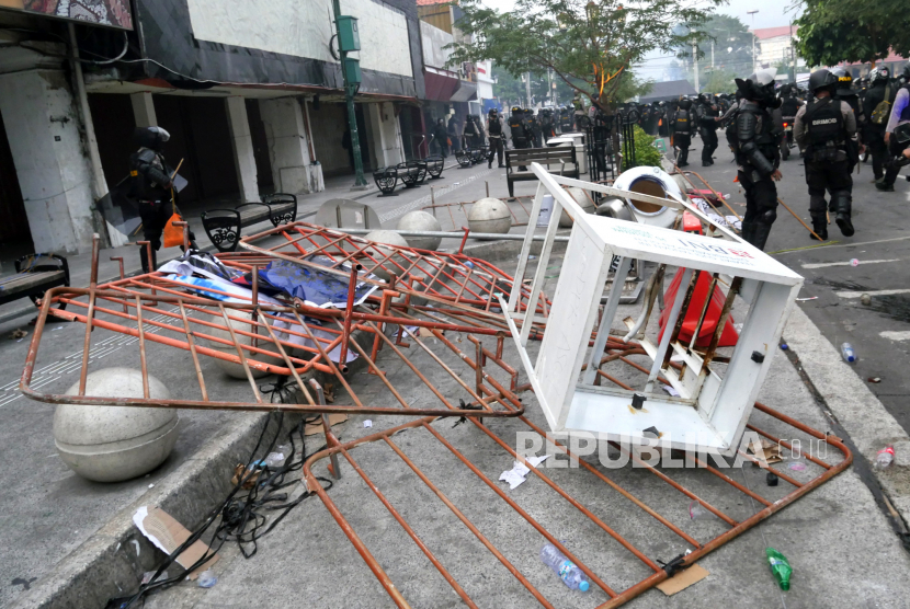 Kondisi jalur pedestrian Malioboro saat aksi unjuk rasa tolak Omnibus Law di DPRD DIY, Kamis (8/10).