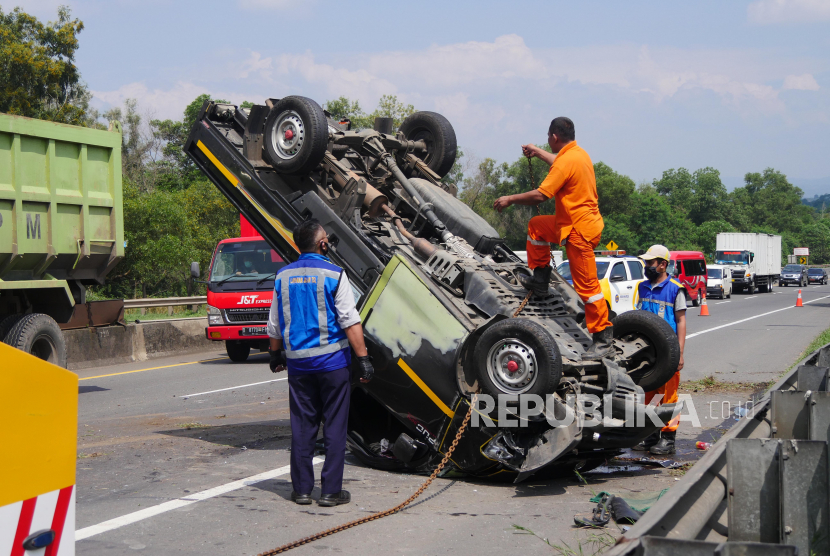 Petugas Jasa Marga mengevakuasi mobil pickup di Tol Cipularang KM 77 arah Jakarta di Purwakarta, Jawa Barat. Polda Jabar menurunkan tim khusus untuk menyelidiki kecelakaan beruntun di Cipularang.