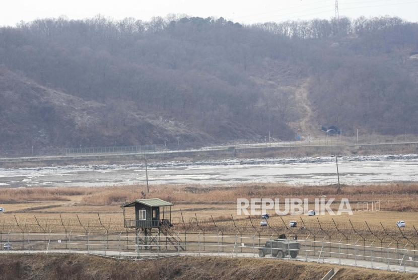 Sebuah kendaraan militer Korea Selatan melewati pagar kawat berduri di Paju, dekat perbatasan dengan Korea Utara, Korea Selatan, Rabu, 5 Januari 2022. Kementerian Unifikasi Korea Selatan (Korsel) mengatakan 