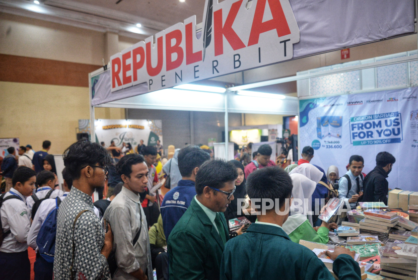 Sejumlah pengunjung melihat buku dalam acara Islamic Book Fair (IBF) 2024 di JCC Senayan, Jakarta, Rabu (14/8/2024). Pemeran buku Islam terbesar di Indonesia ini kembali hadir dengan mengakat tema Membangun Optimisme Umat Melalui Literasi Islami dan akan berlangsung 14-18 Agustus 2024.Pada event Islamic Book Fair (IBF) 2024 ini juga bakal menyajikan beragam koleksi buki Islam terbaik, diskon spesial untuk setiap pembelian buku, dan bisa bertemu langsung dengan penulis terkenal serta mendapatkan tandatangannya.