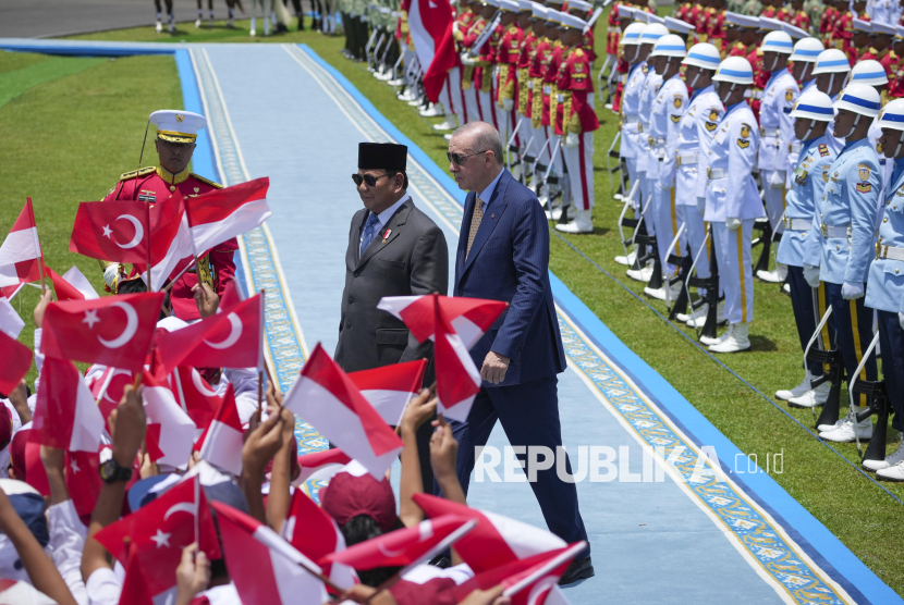 Presiden Prabowo Subianto (kiri) dan Presiden Turki Recep Tayyip Erdogan (kedua kiri) memeriksa pasukan saat kunjungan kenegaraan di Istana Bogor, Bogor, Jawa Barat, Rabu (12/2/2025). Kunjungan kenegaraan Presiden Erdogan ke Indonesia untuk membahas sejumlah kerja sama antara kedua negara.