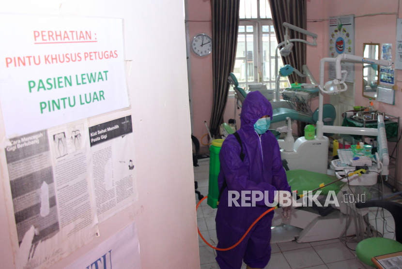 Petugas Dinas Kesehatan melakukan penyemprotan disinfektan di salah satu puskesmas di Aceh.