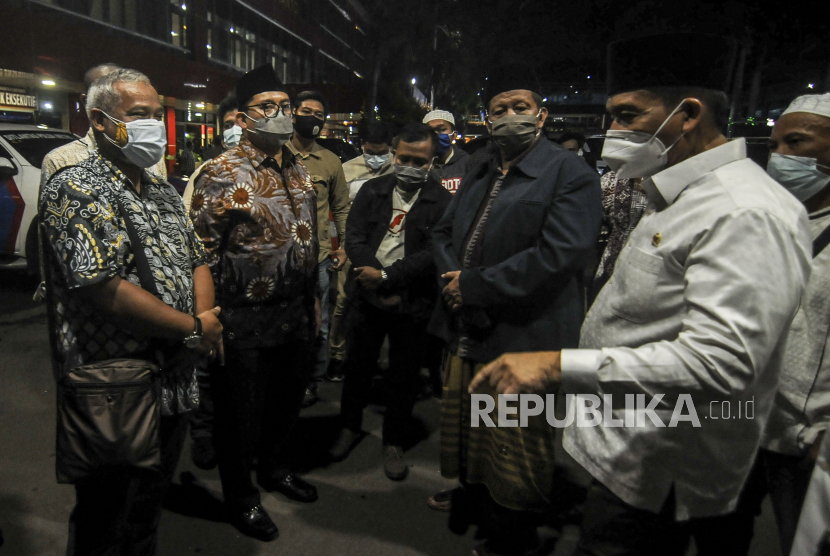 Politisi Partai Gerindra Fadli Zon (kedua kiri) mengunjungi keluarga jenazah laskar FPI di RS Polri Kramat Jati, Jakarta, Selasa (8/12). Jenazah laskar FPI yang ditembak di Tol Jakarta-Cikampek itu telah selesai diautopsi dan telah diserahkan kepada pihak keluarga untuk dibawa ke rumah duka. Republika/Putra M. Akbar