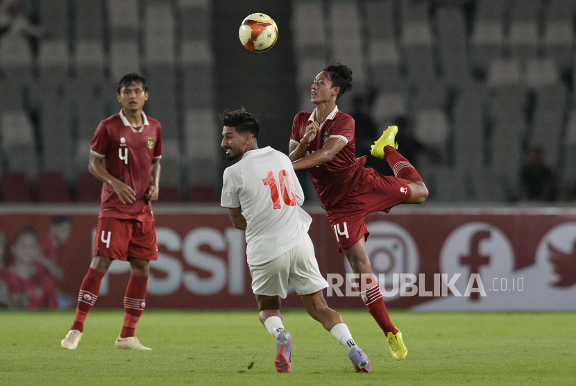 Pemain bertahan timnas U-23 Indonesia Mohammad Haykal Alhafiz berebut bola dengan pemain Lebanon dalam laga persahabatan di Stadion Gelora Bung Karno, Jakarta, Jumat (14/4/2023).  Timnas U-22 Indonesia pada babak final, Selasa (16/5/2023), akan memasukkan Haykal Al Hafiz (22 tahun) sebagai pengganti Pratama Arhan yang tersingkir setelah mendapatkan kartu merah pada laga semifinal melawan Vietnam.