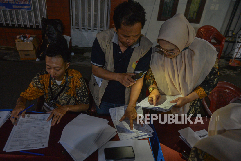 (ILUSTRASI) Anggota KPPS melakukan penghitungan perolehan suara yang berlangsung hingga malam hari di tempat pemungutan suara (TPS).