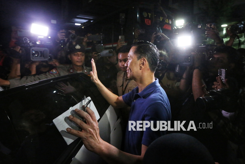 Mantan Menteri Perdagangan Tom Lembong saat keluar dari Rutan Cipinang, Jakarta, Jumat (1/8/2025). Tom Lembong resmi bebas dari Rutan Cipinang setelah mendapatkan abolisi dari Presiden Prabowo Subianto. Tom Lembong disambut para pendukungnya tepat di depan pintu keluar rutan. Pembebasan Tom disambut gembira pendukugnya. Sebelumnya Tom Lembong divonis hukuman penjara 4 tahun 6 bulan oleh Pengadilan Negeri Tindak Pidana Korupsi (PN Tipikor) Jakarta. Hal itu terkait kasus korupsi pemberian izin impor gula di Kementerian Perdagangan (Kemendag).