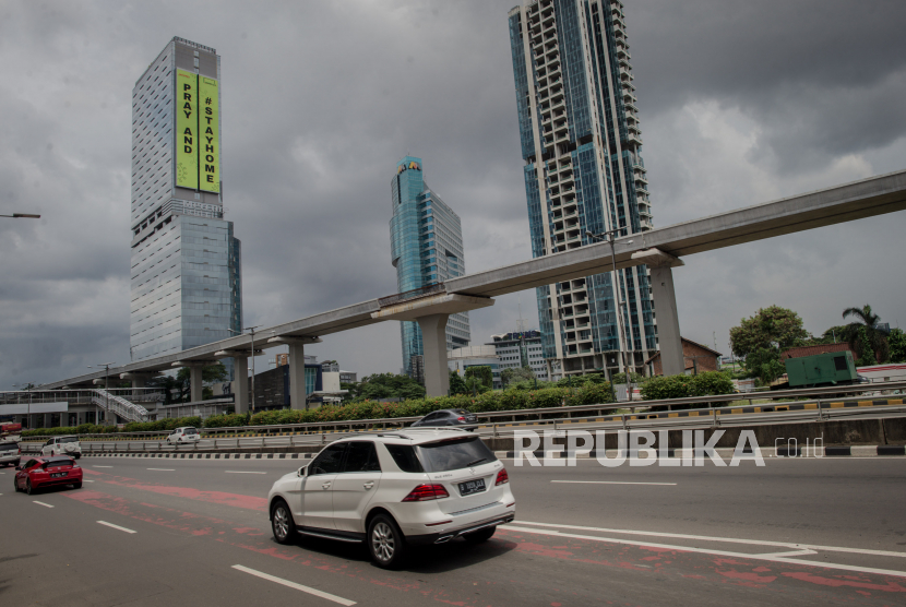 Papan reklame digital berisi imbauan dirumahaja terpasang di kawasan Kuningan Jakarta, Rabu (8/4). Pemprov DKI Jakarta akan menerapkan kebijakan pembatasan sosial berskala besar (PSBB) di wilayah DKI Jakarta mulai tanggal 10 April 2020 mendatang