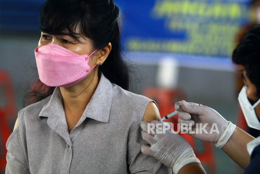 Tenaga kesehatan menyuntikkan vaksin Covid-19 kepada warga di GOR Pangsuma, Pontianak, Kalimantan Barat. (ilustrasi)