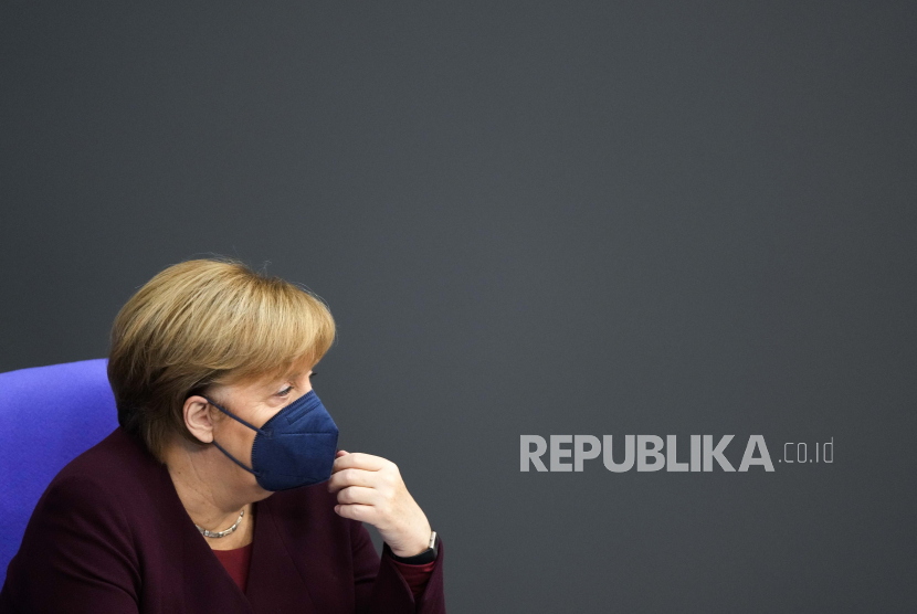 Kanselir Jerman Angela Merkel menghadiri debat tentang langkah-langkah untuk memerangi virus corona dan COVID-19 di parlemen Bundestag di Berlin, Jerman, 11 November 2021. 