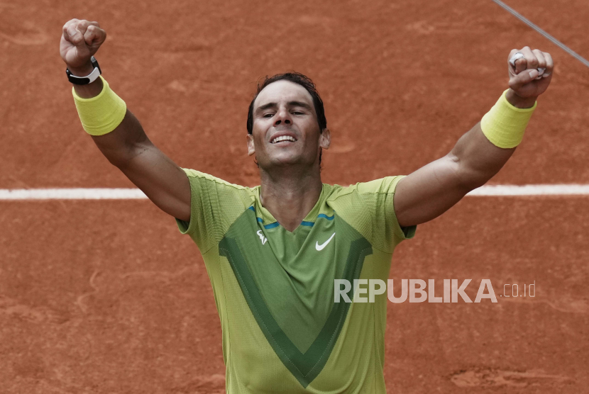 Petenis Spanyol Rafael Nadal bereaksi setelah mengalahkan Casper Ruud dari Norwegia dalam pertandingan final turnamen tenis Prancis Terbuka di Roland Garros, Ahad, 5 Juni 2022 di Paris. Nadal menang 6-3, 6-3, dan 6-0.