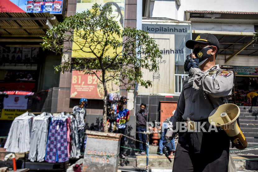 Tim pemburu pelanggar protokol kesehatan Covid-19 atau Mobile Covid Hunter memberikan himbauan saat operasi Yustisi di Kawasan Pasar Baru, Jalan Otto Iskandar Dinata, Kota Bandung, Rabu (23/9). Tim yang terdiri dari TNI, Polri dan Satpol PP tersebut berpatroli menjalankan operasi Yustisi guna memburu dan menegakkan disiplin para pelanggar protokol kesehatan Covid-19. Foto: Abdan Syakura/Republika