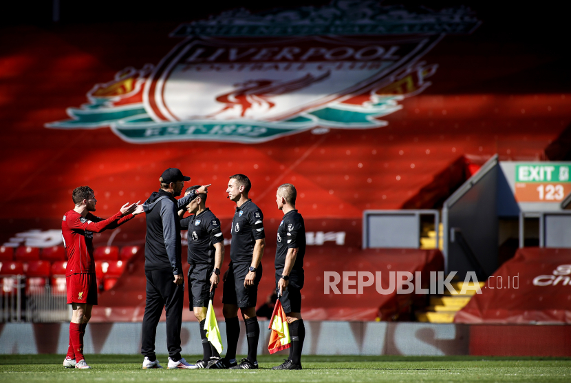 Pelatih Liverpool Juergen Klopp dan Andy Robertson berbicara dengan wasit (ilustrasi).