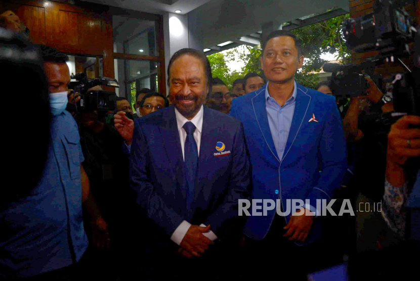Ketua Umum Partai Demokrat Agus Harimurti Yudhoyono berjalan bersama dengan Ketua Umum Partai Nasdem Surya Paloh untuk melakukan pertemuan di Kantor DPP Partai Demokrat, Jakarta, Rabu (22/2). Pertemuan tersebut digelar dalam rangka silaturahmi, membahas isu terkini sekaligus memperkuat semangat kebersamaan Koalisi Perubahan.