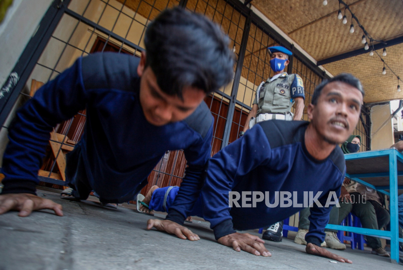 Petugas Satpol PP memberikan sanksi push up kepada pelanggar karena tidak menggunakan masker saat razia (ilustrasi). Ratusan orang di Balikpapan, Kalimantan Timur terjaring razia masker oleh petugas sebagai bagian dari penegakan protokol kesehatan guna mencegah penyebaran COVID-19 di daerah itu.