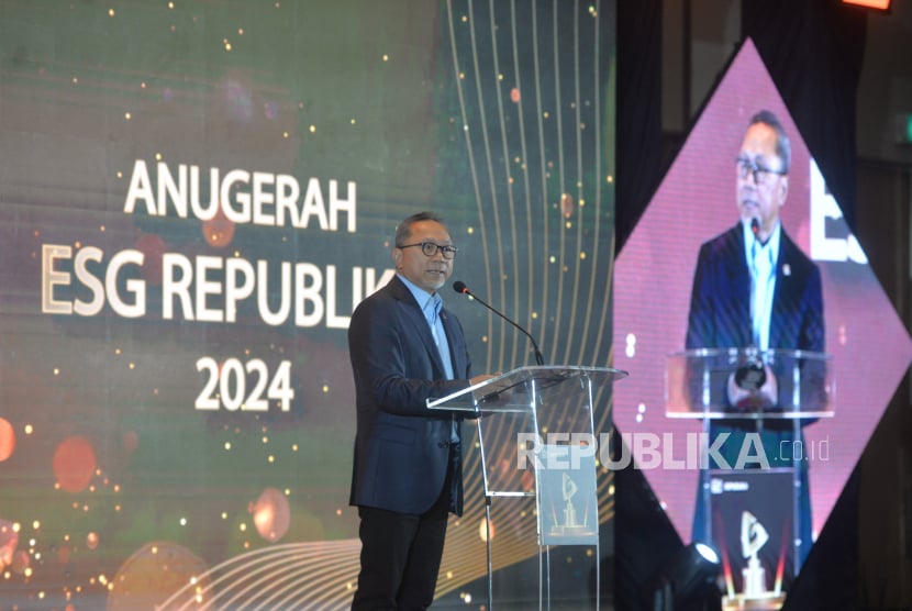 Trade Minister Zulkifli Hasan gave a speech at the ESG Republika 2024 Anugerah event in Jakarta, Thursday (19/9/2024).