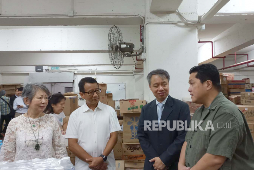 Menteri BUMN Erick Thohir mengunjungi gudang Surya Trading yang menjual produk-produk Indonesia di Mercantile Industrial, Kwai Chung, Hong Kong, Sabtu (30/6/2023).