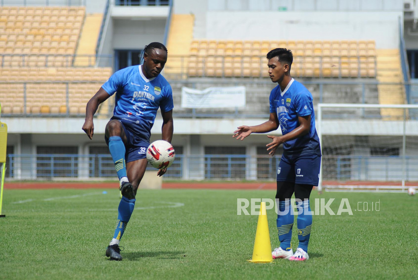 Dua pemain Persib Bandung, Victor Igbonefo dan Agung Mulyadi, menjalani latihan di Stadion Gelora Bandung Lautan Api (GBLA) menyambut pelaksanaan Turnamen Piala Menpora, Bandung, Kamis (4/3).
