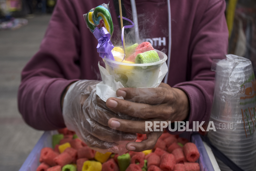 Penjual menunjukkan jajanan ciki ngebul (cikbul) saat berjualan di Jalan Dr Ir Sukarno, Kota Bandung, Sabtu (7/1/2023). 