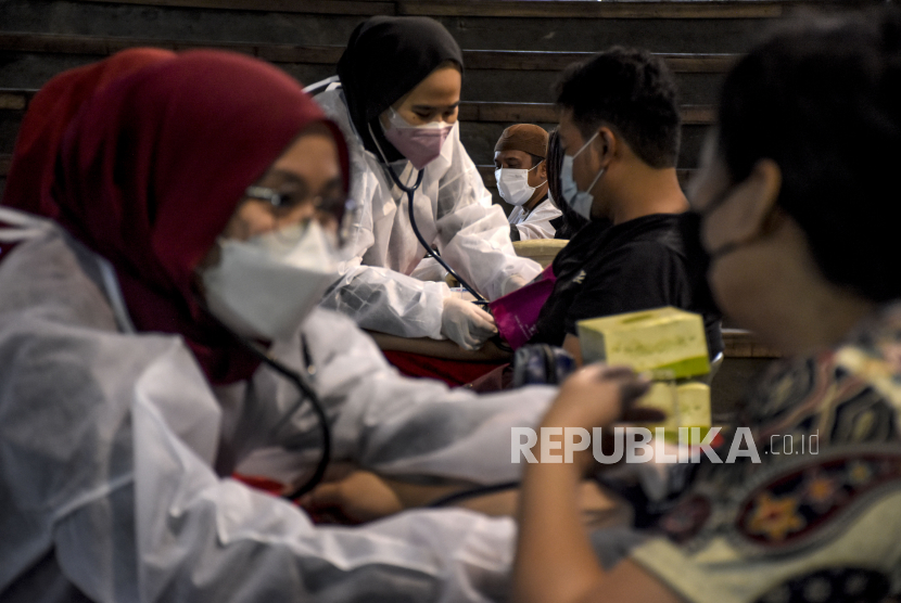 Sejumlah warga melakukan pemeriksaan kesehatan sebelum disuntik vaksin Covid-19 saat pelaksanaan vaksinasi Covid-19 massal di Saung Angklung Udjo, Jalan Padasuka, Kota Bandung, Selasa (30/11). Satuan Tugas (Satgas) Penanganan COVID-19 melaporkan 100.459.272 penduduk Indonesia mendapat vaksinasi COVID-19 dosis lengkap pada Rabu (8/12).