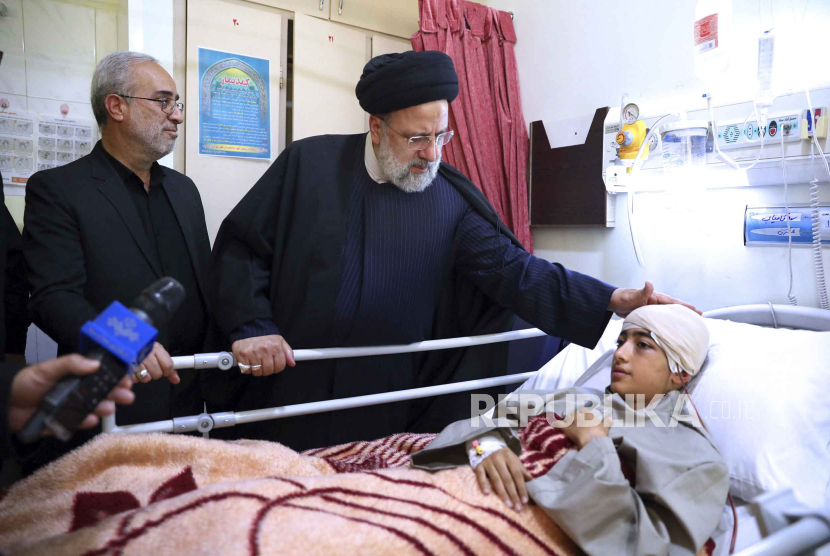 Presiden Iran Ebrahim Raisi, menjengok korban serangan di Kerman. Raisi berjanji akan membalas serangan mematikan tersebut.  