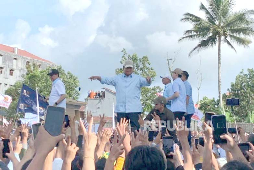Capres nomor urut 2, Prabowo Subianto saat kampanye di kampung halaman ibunya di Langowan, Kabupaten Minahasa Sulawesi Utara, Senin (5/2/2024). 
