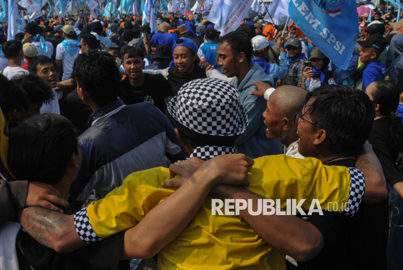 Massa dari berbagai elemen buruh memadati kawasan Monumen Nasional (Monas) saat memperingati Hari Buruh Internasional di Jakarta, Kamis (1/5/2025). Peringatan Hari Buruh Internasional yang diperingati setiap 1 Mei tersebut kali ini dihadiri oleh Presiden Prabowo Subianto beserta beberapa jajaran Menteri dan pejabat lainnya. Prabowo menyampaikan pidato kebangsaan dihadapan ribuan buruh yang berkumpul di Monas. Pada kesempatannya, Prabowo berencana akan membentuk Dewan Kesejahteraan Buruh Nasional yang bakal diisi oleh tokoh dan pimpinan buruh di seluruh Indonesia. Selain itu, Prabowo juga berencana akan membentuk Satgas PHK, mempercepat pembahasan RUU PPRT, menghapus sistem outsourcing atau kerja sistem alih daya secara bertahap hingga mendukung usulan aktivis buruh Marsinah diangkat sebagai Pahlawan Nasional yang mewakili kaum buruh.