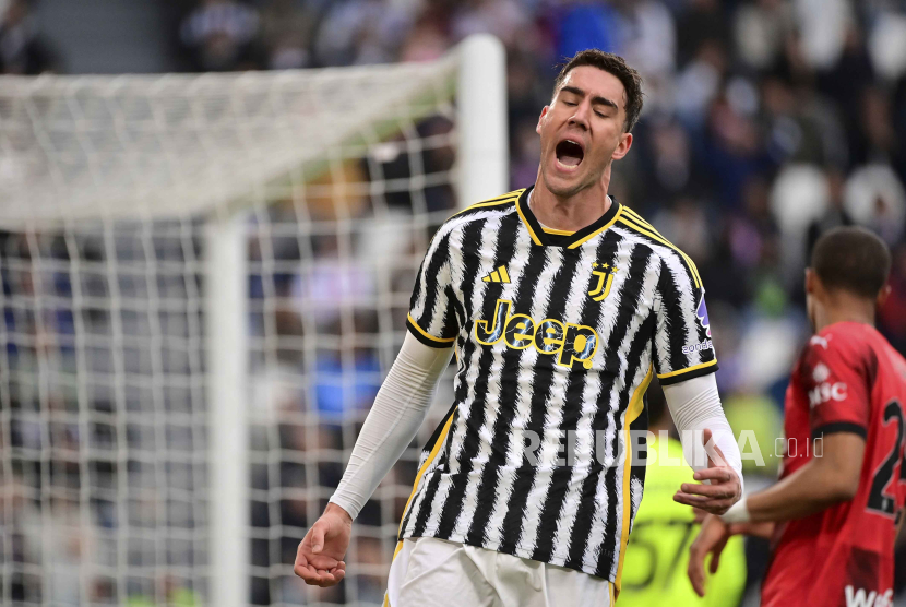 Reaksi striker Juventus, Dusan Vlahovic pada laga Serie A melawan AC Milan.