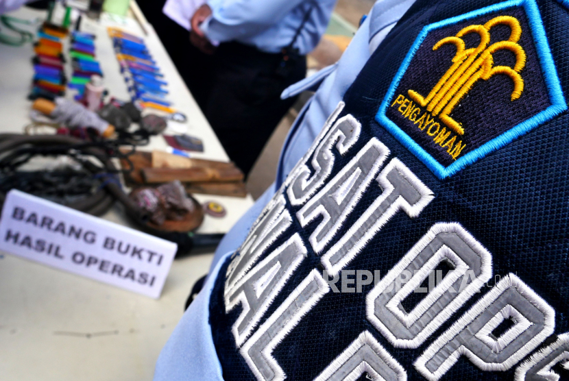 Petugas menyita berbagai barang hasil penggeledahan warga binaan di Lapas Wirogunan, Yogyakarta, Kamis (26/5/8), usai ditemukannya kasus peredaran narkoba.