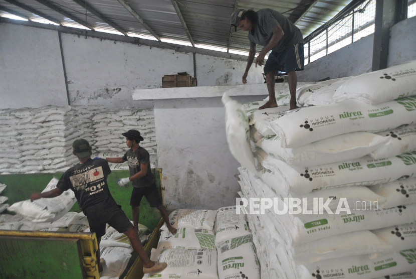Pekerja mengangkut pupuk ke dalam truk di gudang penampungan PT. Pupuk Indonesia (Persero) di Kota Bengkulu, Bengkulu.