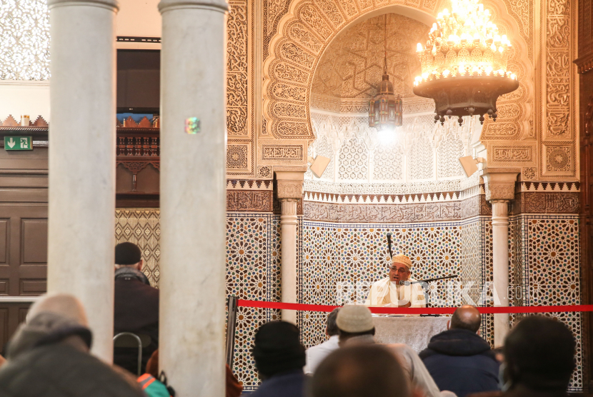 Salah satu Imam Masjidil Haram Paris memberikan pidato sholat Jumat sebelum sholat Jumat di Masjidil Haram Paris, Prancis, 30 Oktober 2020. Imam Masjidil Haram di Paris membacakan puisi untuk Republik dan Prancis saat sholat Jumat. .