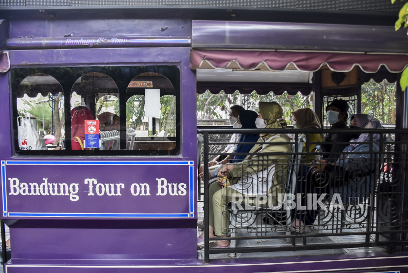 Sejumlah penumpang berada di dalam bus Bandung Tour On Bus (BANDROS) di Halte Bus Bandros di Jalan Diponegoro. Bus wisata Bandung Tour On Bus (BANDROS) mengalami kecelakaan menabrak pohon.