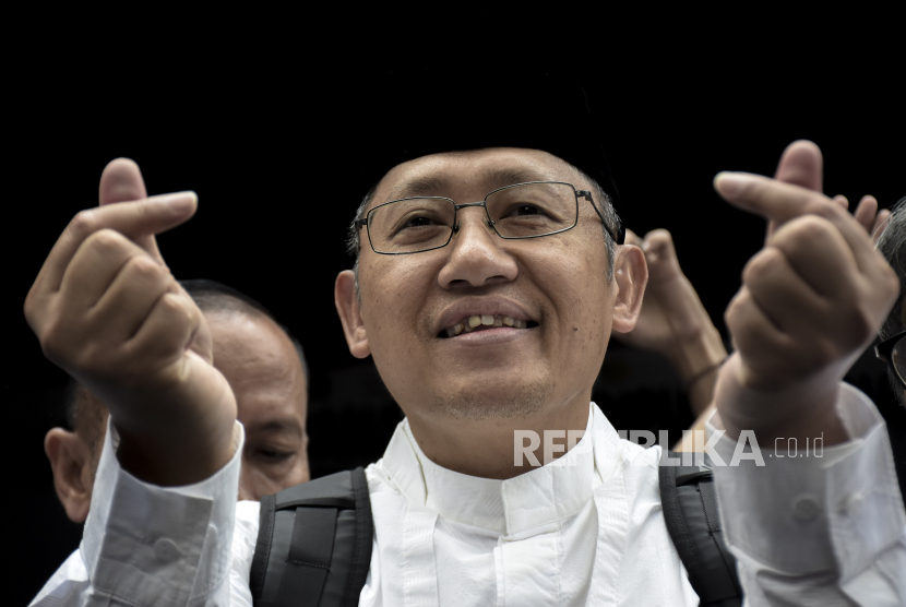 Mantan Ketua Umum Partai Demokrat Anas Urbaningrum menyapa kerabat dan simpatisan usai bebas dari Lapas Kelas 1 Sukamiskin, Jalan A.H. Nasution, Arcamanik, Kota Bandung, Selasa (11/4/2023). Mantan Ketua Umum Partai Demokrat Anas Urbaningrum resmi bebas bersyarat dari Lapas Kelas 1 Sukamiskin usai menjalani hukuman penjara sejak tahun 2014 lalu. Anas Urbaningrum menjalani program cuti menjelang bebas (CMB) dengan tetap wajib lapor ke Balai Pemasyarakatan (Bapas) Kelas 1 Bandung.