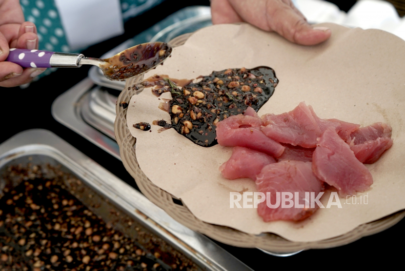 Seorang pelayan menyiapkan menu sashimi tuna bagi pengunjung pada Festival Ikan Tuna di Lapangan Ippot, Kabupaten Bone Bolango, Gorontalo, Jumat (2/9/2022). Kegiatan yang diinisiasi oleh Wakil Ketua DPR RI Rachmat Gobel dan didukung oleh Bank Indonesia tersebut digelar untuk mengenalkan tuna sebagai salah satu komoditas perikanan unggulan Gorontalo yang dapat diolah menjadi berbagai menu massakan seperti sate tuna, tuna woku, sashimi, salad tuna dan menu lainnya. 